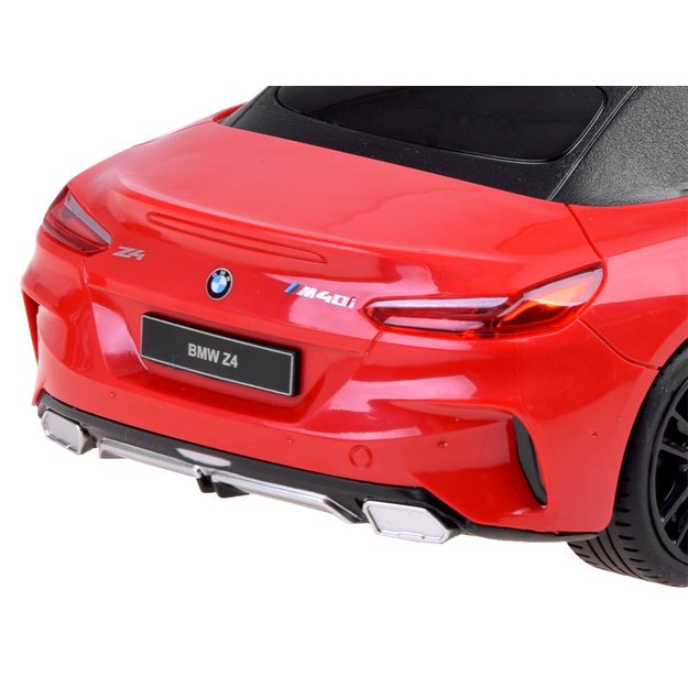 Nuotoliniu būdu valdomas raudonas BMW automobilis