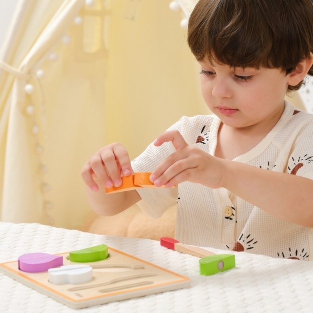 Medinė Montessori edukacinė dėlionė „Daržovės pjaustymui“, VIGA 6