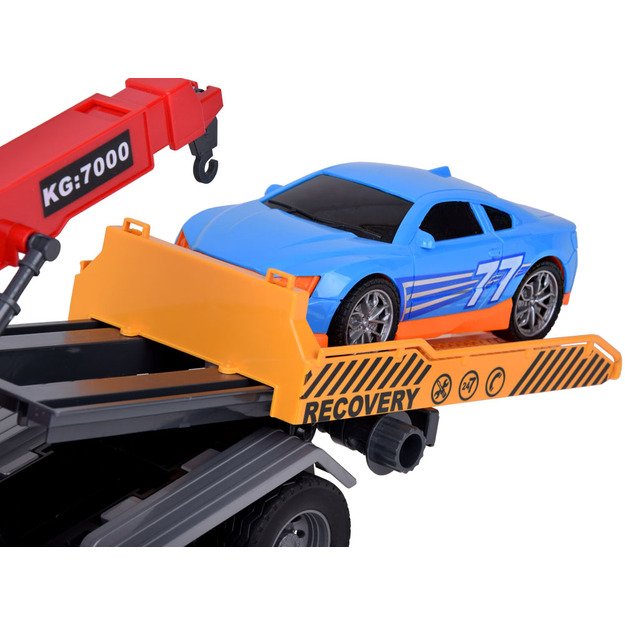 Sunkvežimis transporteris su kranu ir sportiniu automobiliu 