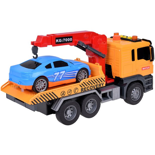 Sunkvežimis transporteris su kranu ir sportiniu automobiliu 