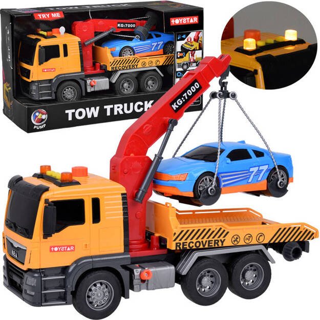 Sunkvežimis transporteris su kranu ir sportiniu automobiliu 
