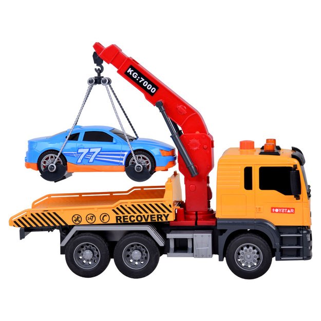 Sunkvežimis transporteris su kranu ir sportiniu automobiliu 