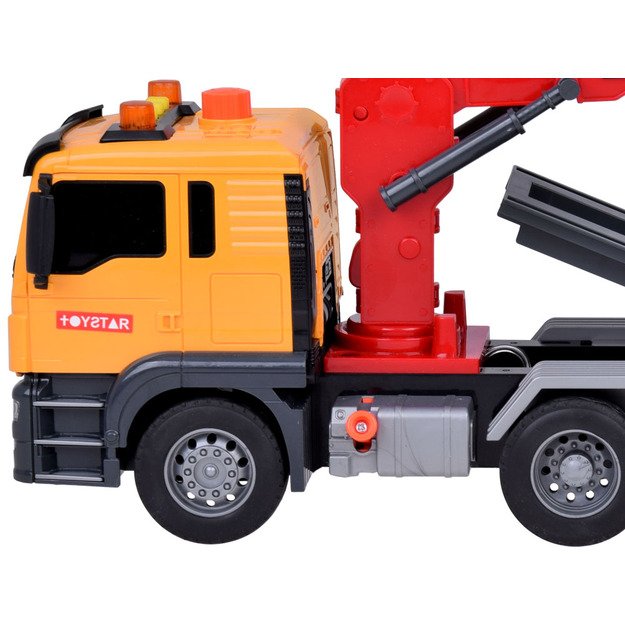 Sunkvežimis transporteris su kranu ir sportiniu automobiliu 