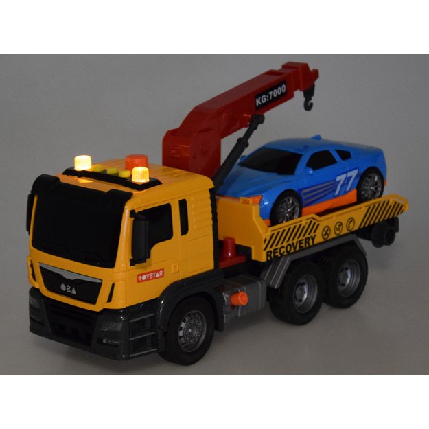 Sunkvežimis transporteris su kranu ir sportiniu automobiliu 
