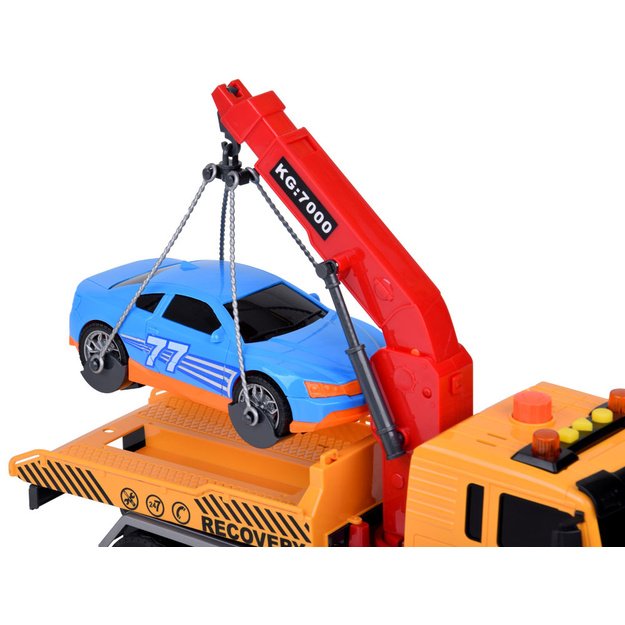 Sunkvežimis transporteris su kranu ir sportiniu automobiliu 