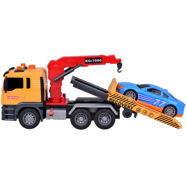 Sunkvežimis transporteris su kranu ir sportiniu automobiliu 