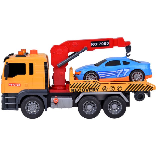 Sunkvežimis transporteris su kranu ir sportiniu automobiliu 