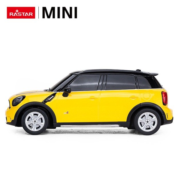 Nuotoliniu būdu valdomas Mini Countryman automobilis, geltonas