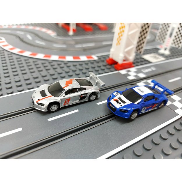 Nuotolinių būdu valdoma lenktynių trasa su dviem Audi automobiliais
