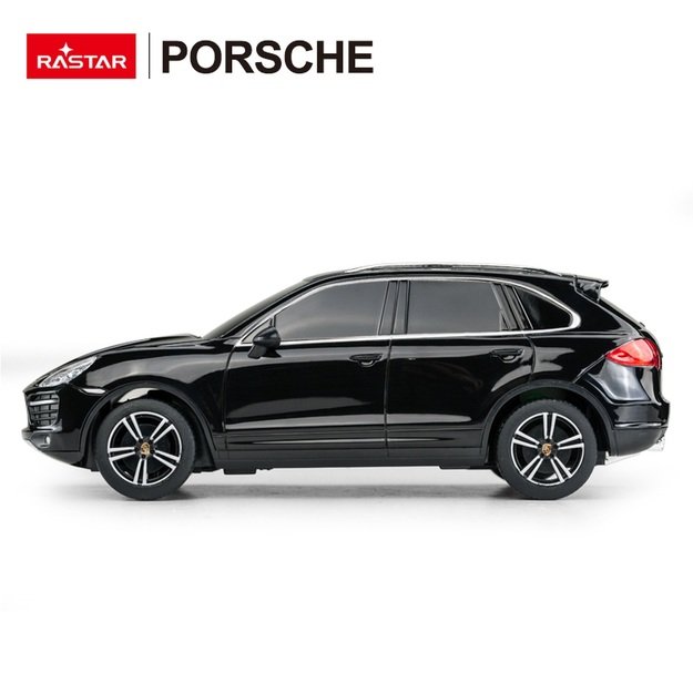 Nuotoliniu būdu valdomas Porsche Cayenne Turbo automobilis, juodas