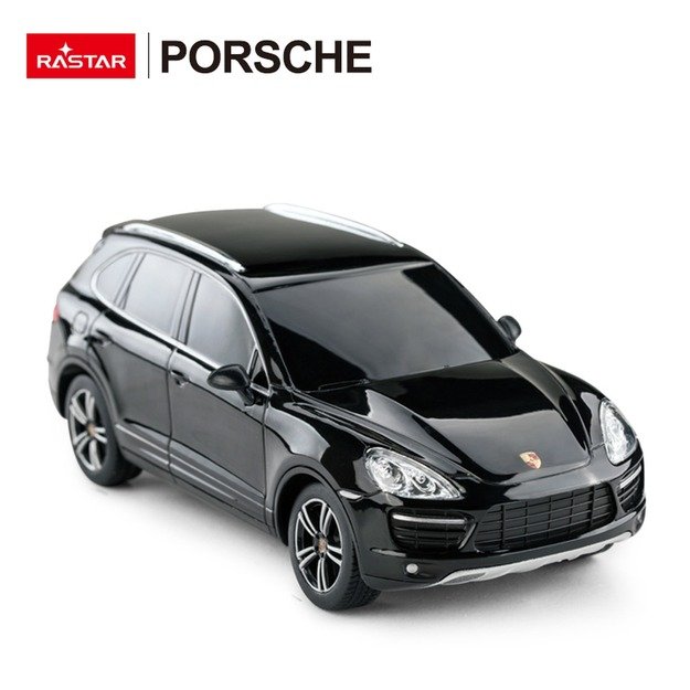 Nuotoliniu būdu valdomas Porsche Cayenne Turbo automobilis, juodas