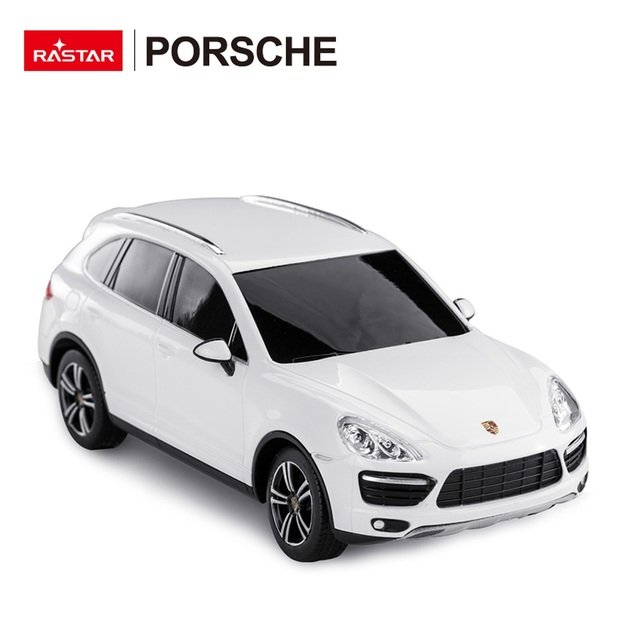 Nuotoliniu būdu valdomas Porsche Cayenne Turbo automobilis, baltas