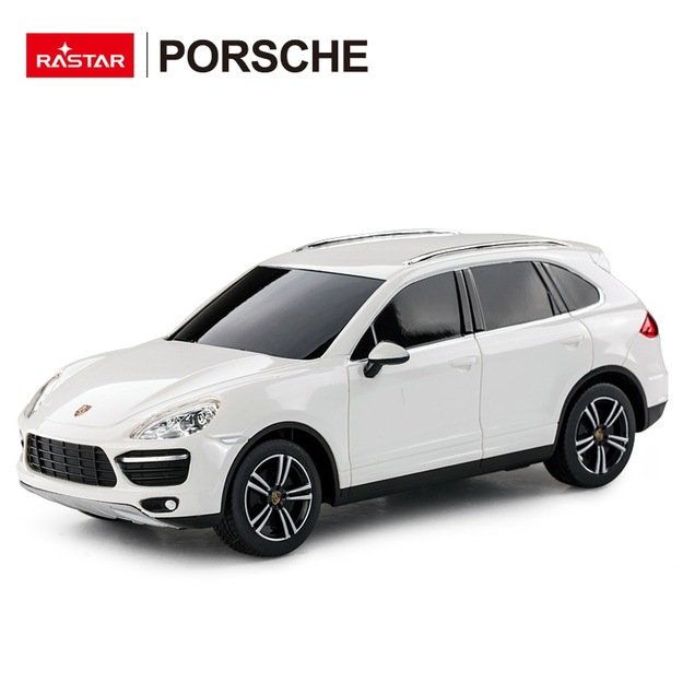 Nuotoliniu būdu valdomas Porsche Cayenne Turbo automobilis, baltas