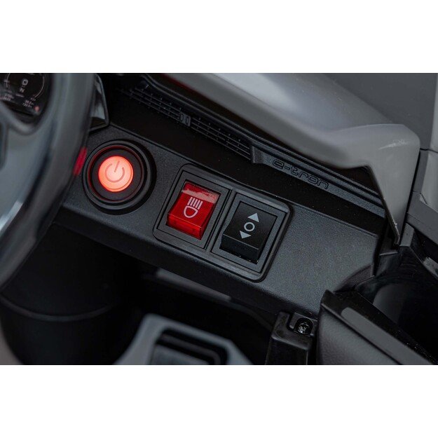 Vienvietis elektromobilis Audi SQ8, juodas