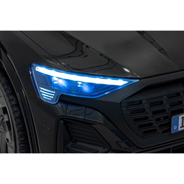 Vienvietis elektromobilis Audi SQ8, juodas
