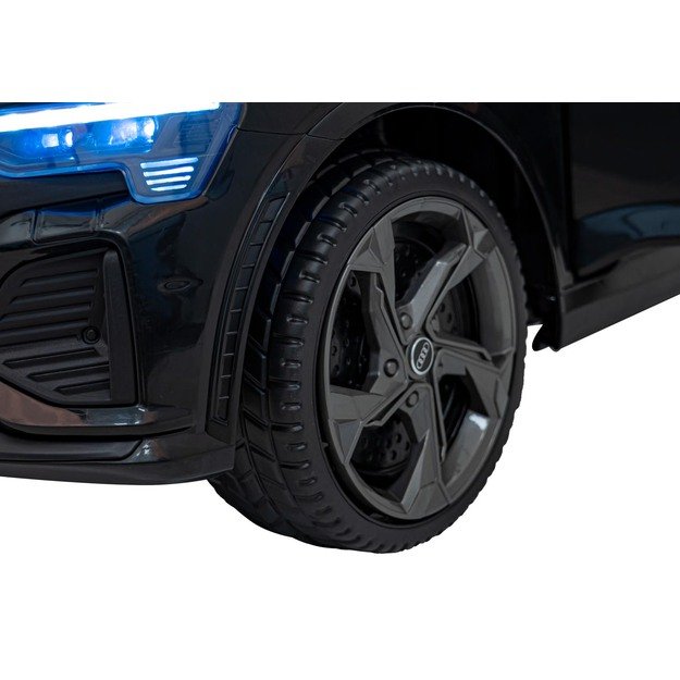 Vienvietis elektromobilis Audi SQ8, juodas