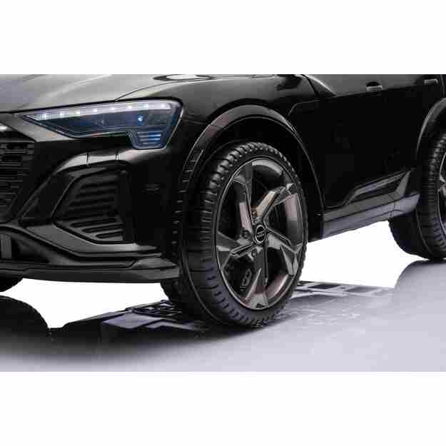 Vienvietis elektromobilis Audi SQ8, juodas