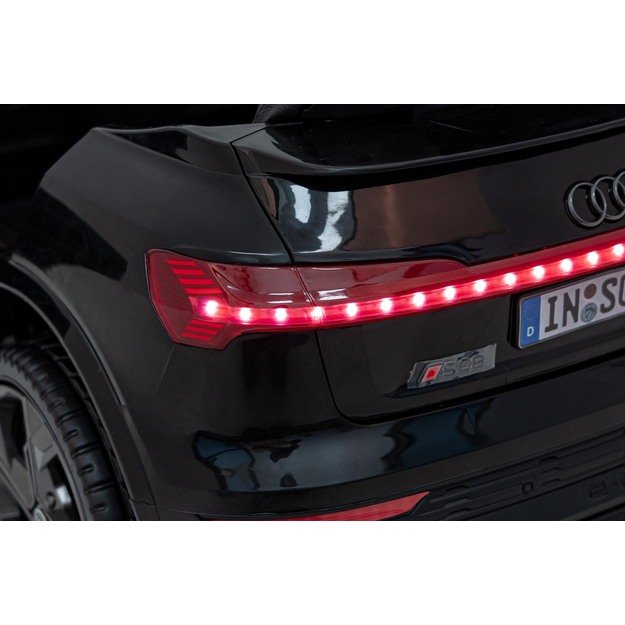 Vienvietis elektromobilis Audi SQ8, juodas