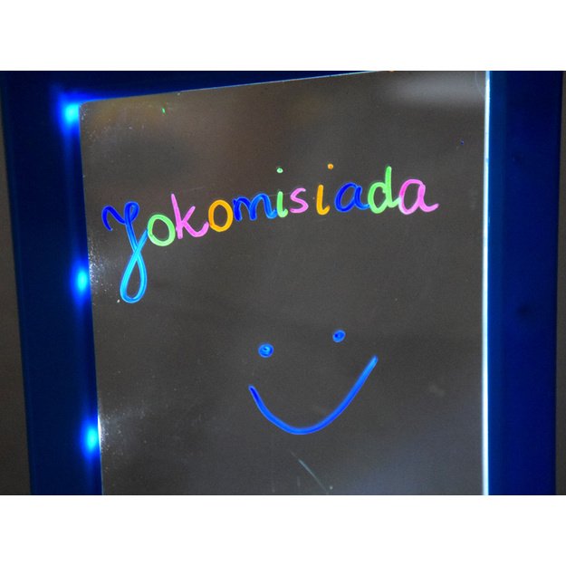 Apšviesta lenta su 3D akiniais ir rašikliais