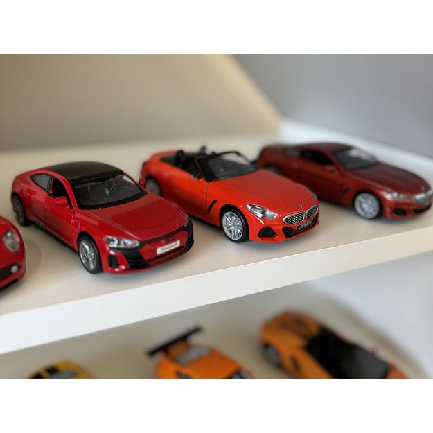 Metalinis Alfa Romeo 8C Competizione automobilis su garso ir šviesos efektais
