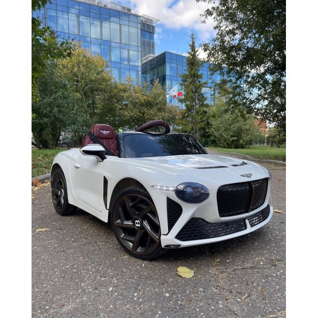 Vienvietis elektromobilis Bentley Bacalar, baltas