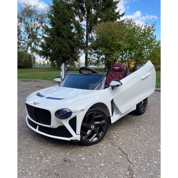 Vienvietis elektromobilis Bentley Bacalar, baltas