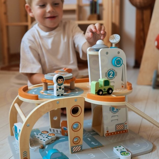 Medinė kosminė stotis su automobilių stovėjimo aikštele, TOOKY TOY 5