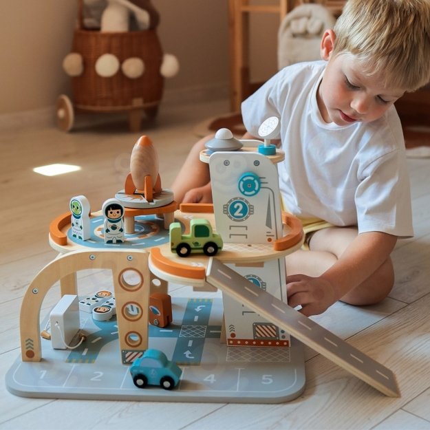 Medinė kosminė stotis su automobilių stovėjimo aikštele, TOOKY TOY 1