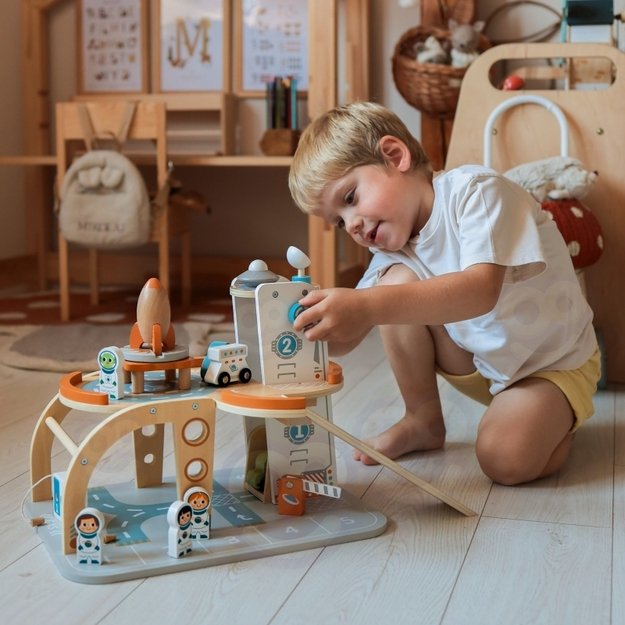 Medinė kosminė stotis su automobilių stovėjimo aikštele, TOOKY TOY 7