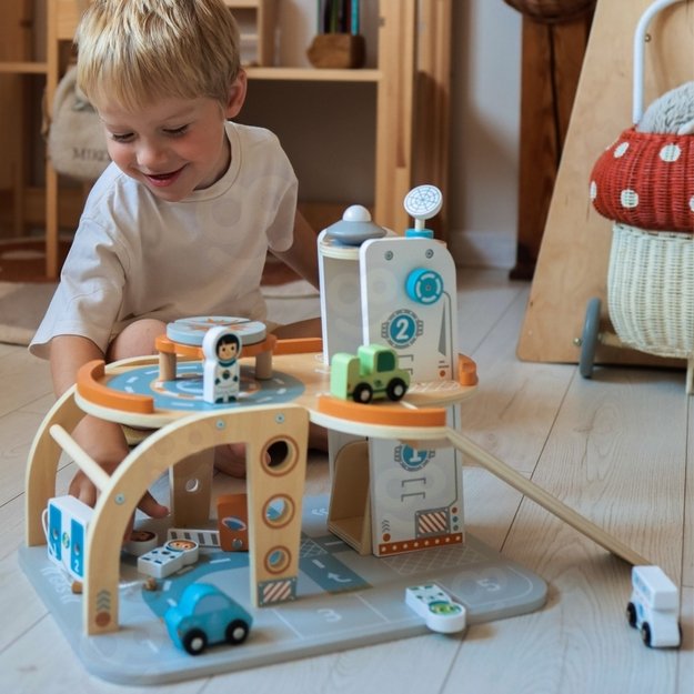 Medinė kosminė stotis su automobilių stovėjimo aikštele, TOOKY TOY 3