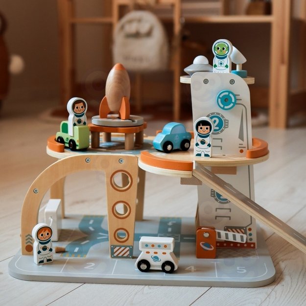 Medinė kosminė stotis su automobilių stovėjimo aikštele, TOOKY TOY 2