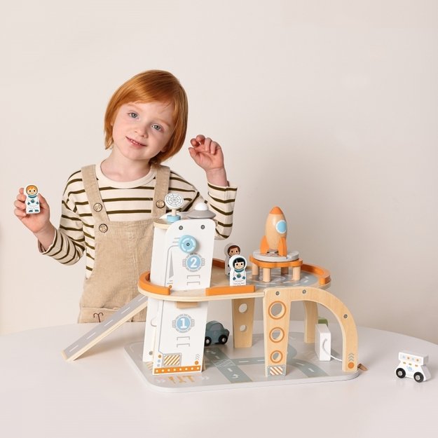 Medinė kosminė stotis su automobilių stovėjimo aikštele, TOOKY TOY 4