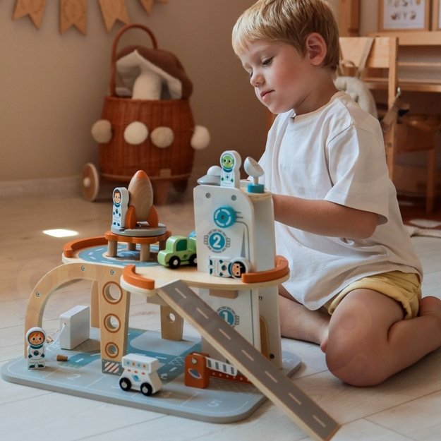 Medinė kosminė stotis su automobilių stovėjimo aikštele, TOOKY TOY 11