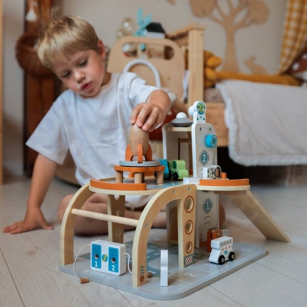 Medinė kosminė stotis su automobilių stovėjimo aikštele, TOOKY TOY 13