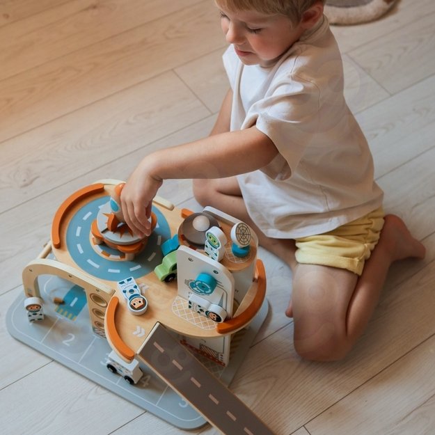 Medinė kosminė stotis su automobilių stovėjimo aikštele, TOOKY TOY 15