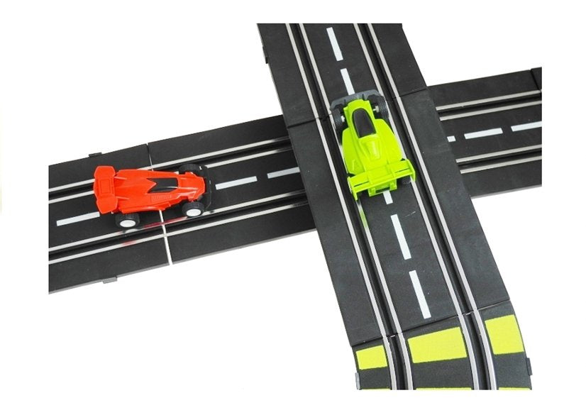 Automobilių lenktynių trasa su automobiliais