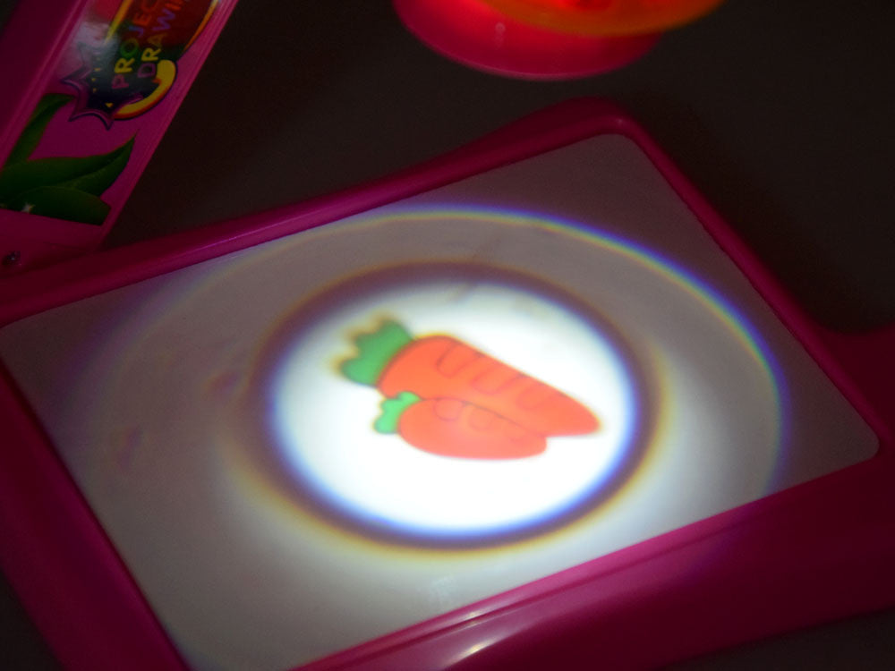 Stalo projektorius su karūna ir rašikliu