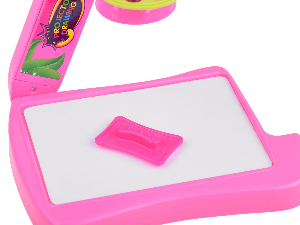 Stalo projektorius su karūna ir rašikliu