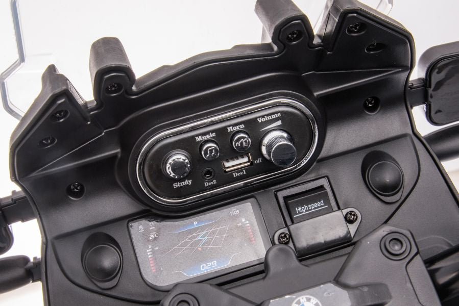 Elektrinis BMW motociklas, baltas