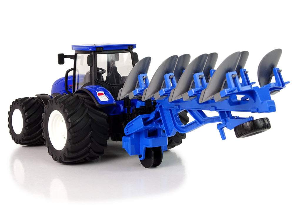 Nuotoliniu būdu valdymas metalinis traktorius su plūgu, mėlynas