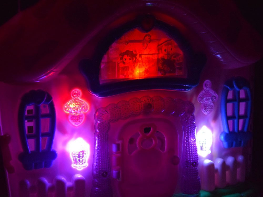 Sulankstomas pasakų namelis su baldais