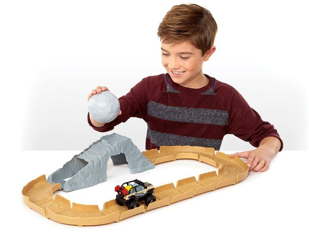 Automobilis su trasa