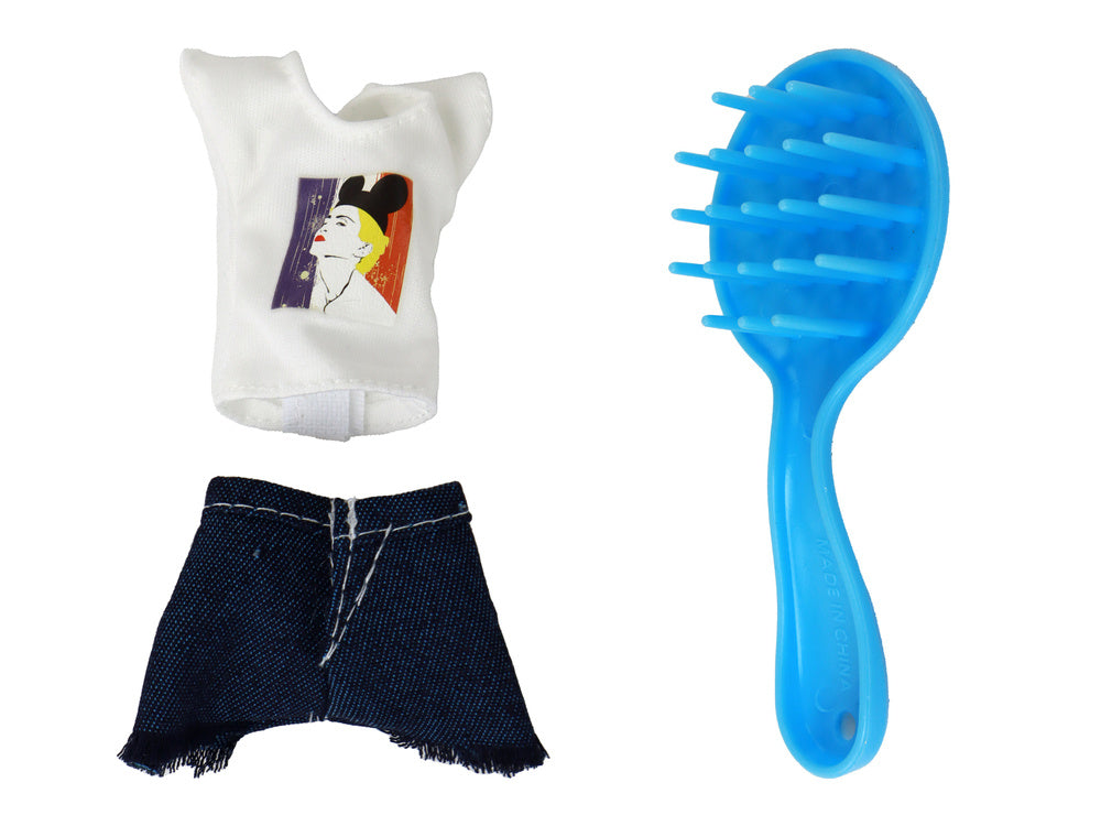 Lėlė su mėlynu chalatu ir priedais