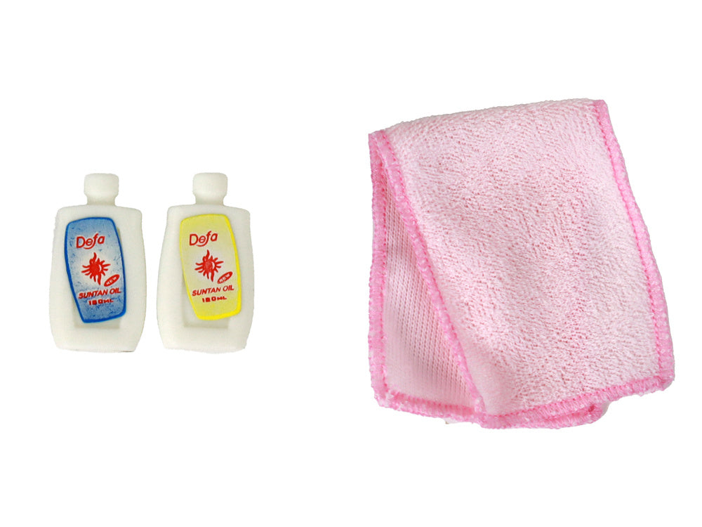 Lėlė su mėlynu chalatu ir priedais