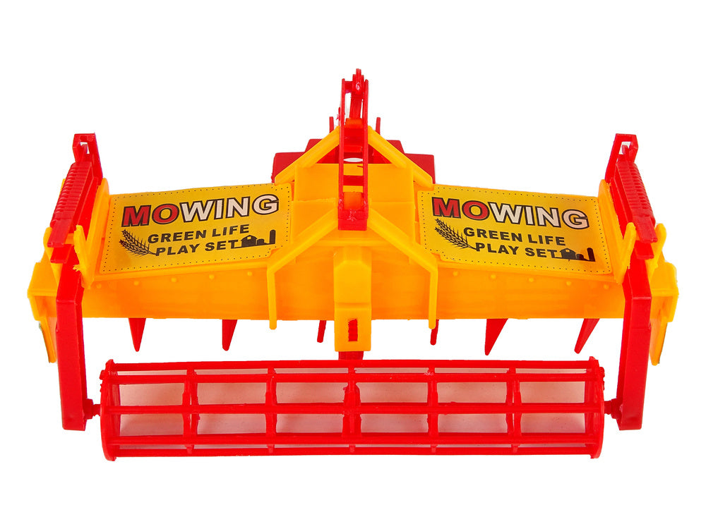 Raudonas traktorius su kultivatoriumi