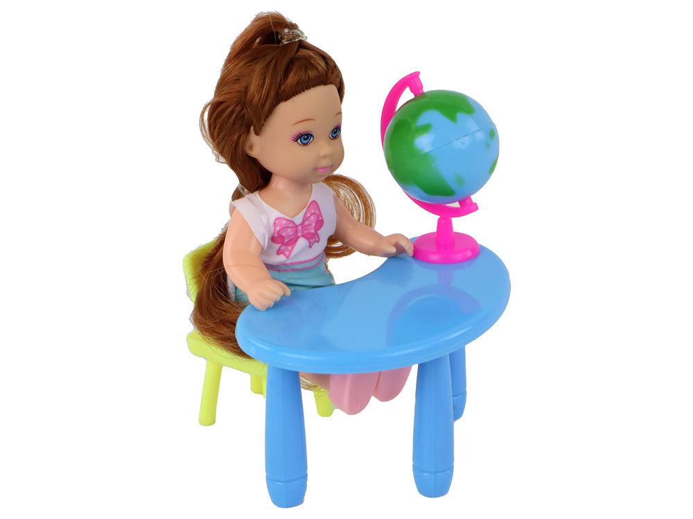 Lėlė mokytoja su mokiniu ir  mokykliniais priedais