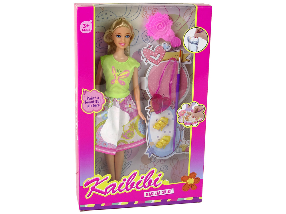 Lėlė rudais plaukas su priedais, žalia