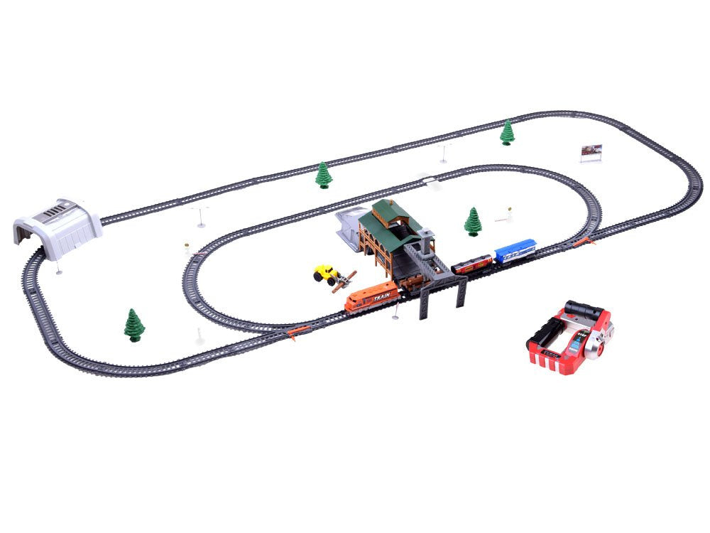 Nuotoliniu būdu valdomas prekinis traukinys su vagonais ir stotimi