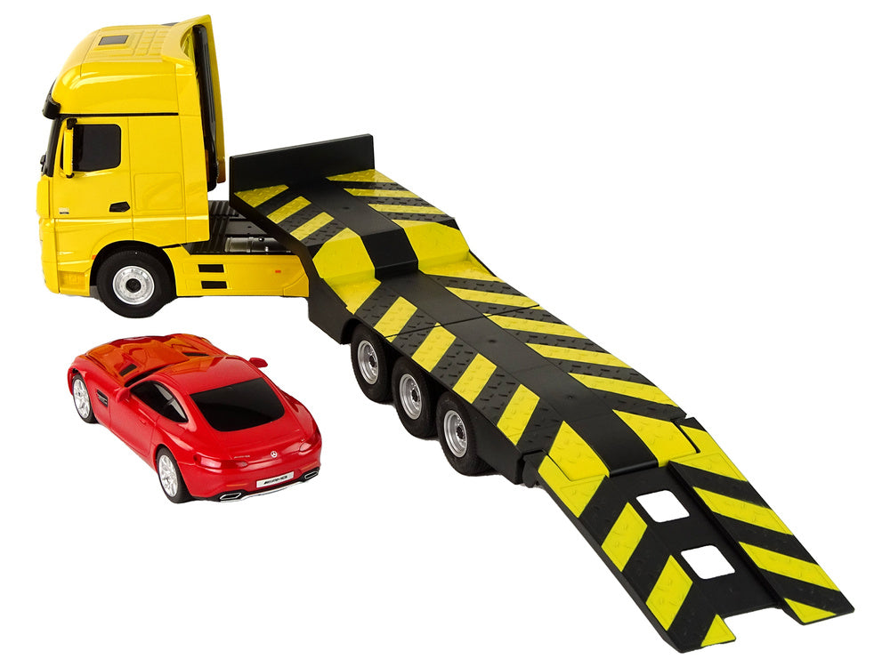 Nuotoliniu būdu valdomas vilkikas Mercedes-Benz su šviesos efektais, geltonas