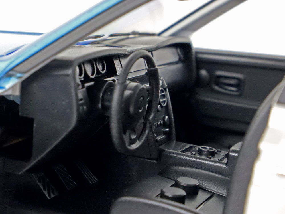 Nuotoliniu būdu valdomas automobilis su šviesos ir garso efektais, mėlynas